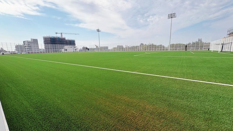 「台中市國際足球運動休閒園區」副球場人工草皮完成鋪設,朝取得國際認證邁進;足球園區工程目前進度約達7成,預計7月底完工。(台中市政府提供)中央社記者趙麗妍傳真 115年3月3日
