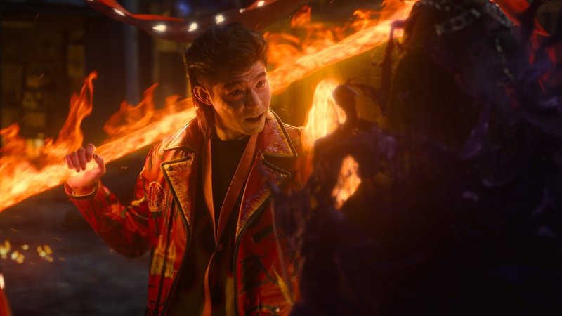 演員王柏傑（圖）在新戲「乩身」演出三太子，他手持燃燒長棍現身，帶著戲謔笑意的形象詮釋出不一樣的神明三太子。（Netflix提供）中央社記者洪素津傳真　115年3月3日