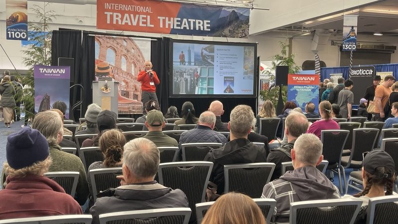 觀光署代表在會場主舞台進行專場說明會，以「台灣的冒險之旅等你來！」（Adventures Await in Taiwan）為主題介紹台灣，吸引非常多民眾參與和詢問。（觀光署提供）中央社記者程愛芬溫哥華傳真　115年3月3日