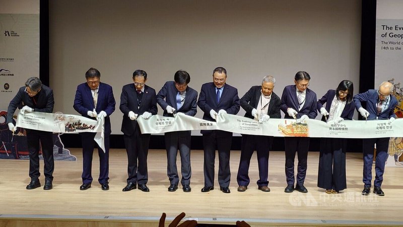 故宮南院「地緣政治的國際萬象－十四至十九世紀的東亞世界」展3日開幕，故宮博物院院長蕭宗煌（中）、中研院院士杜正勝（右4）等人，一同為展覽剪綵。中央社記者蔡智明攝　115年3月3日