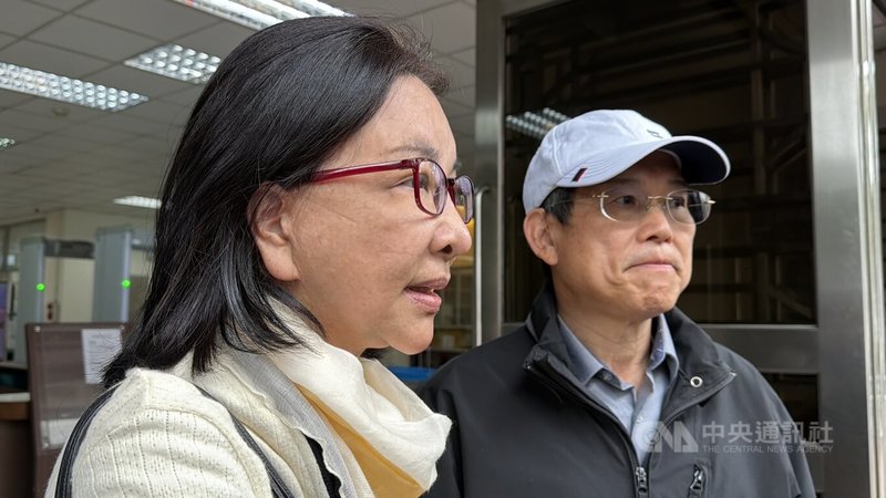 媒體人周玉蔻、蔡玉真被控誣指前中國小姐張淑娟（左）涉緋聞，一審依個資法各判刑1年半。二審台灣高等法院3日開庭，張淑娟庭後受訪表示，周女邀請蔡女開講，又各在臉書貼文，持續講7天，在沒有查證下無中生有的誣賴，不但加重誹謗又公布個資，非常惡劣。中央社記者劉世怡攝　115年3月3日