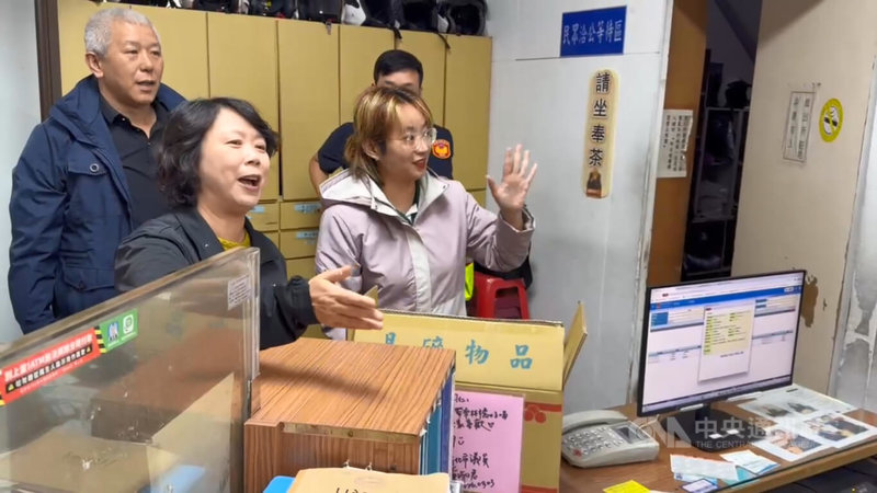 基隆市忠二路派出所長徐紹文日前指導員警因動作不雅及語氣不佳惹議，引發各界關注。民進黨新北市議員黃淑君（前右）3日由同黨基隆市議員鄭文婷（前左）陪同，前往忠二所鼓勵員警。中央社記者王朝鈺攝　115年3月3日