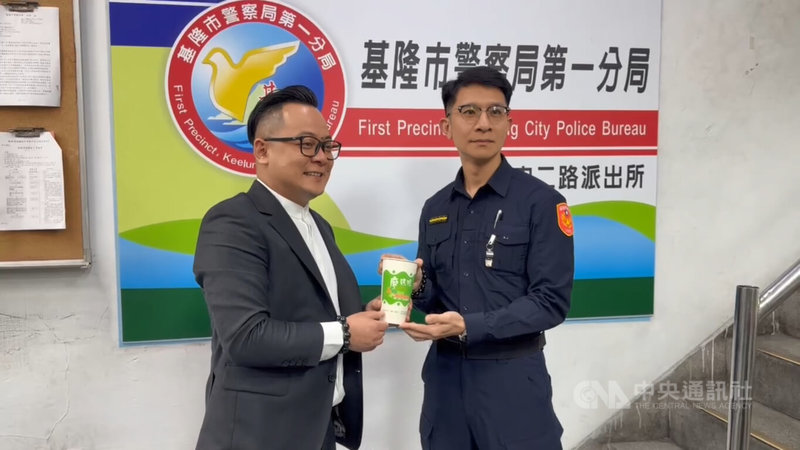 基隆市警察局第一分局忠二路派出所長徐紹文因指導員警過程中涉不當行為引議。基隆市議長童子瑋（左）獲知後，3日帶著飲料到忠二所慰勞員警。中央社記者王朝鈺攝　115年3月3日