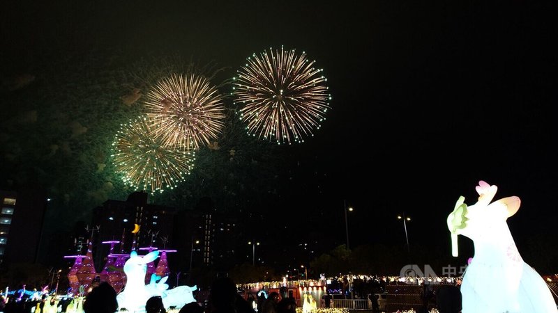 2026台灣燈會在嘉義,3日元宵節晚間正式開幕,開幕夜施放10分鐘的高空煙火秀,點亮嘉義夜空。中央社記者蔡智明攝 115年3月3日
