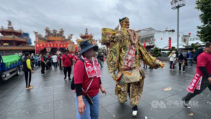 台東元宵節活動3日熱鬧登場，包括逾20場的炮炸肉身寒單（邯鄲）及70個陣頭遶境，細雨中台東市炮聲不絕於耳。中央社記者盧太城台東攝　115年3月3日