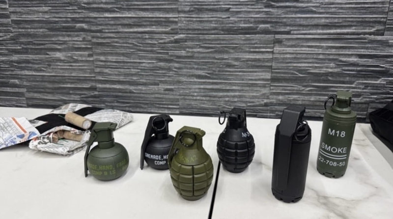 高雄刑大網路巡邏發現張姓男子常發布吸毒、恐嚇言論，檢警經蒐證前往鳳山一處豪宅逮人，當場查獲衝鋒槍彈匣、疑似手榴彈、毒咖啡包、愷他命等物。（高雄刑事警察大隊提供）中央社記者洪學廣傳真　115年3月3日