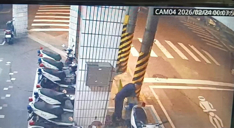 基隆市忠二路派出所長徐紹文不滿員警未清洗警用機車,幫忙洗完後,以手指抹車牌且放入口中吸吮,並對員警開酸引議論,但有同事說,徐紹文凌晨下班後幫忙洗機車,直到隔天上午洗了30輛。(讀者提供)中央社記者王朝鈺傳真 115年3月3日