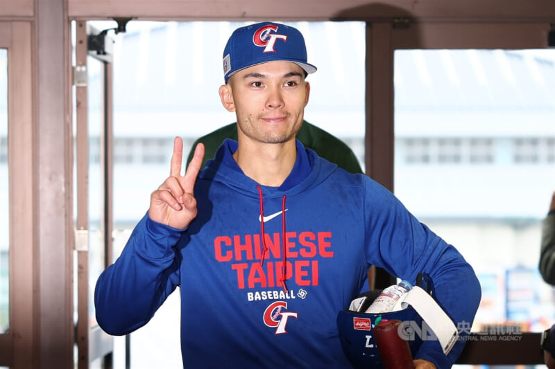 台美混血好手費柴德（Stuart Fairchild）日前先到台灣加入練球，接著一同移動到日本宮崎，他2日受訪表示，目前整體狀況維持不錯，但因受時差影響，每天還是維持早上5時左右起床，但有慢慢在調整適應。中央社記者王騰毅宮崎攝 115年3月2日