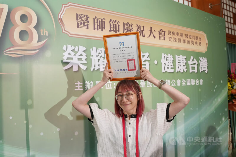 中央通訊社採訪團隊以報導作品「重返出診的年代 —長照醫療送到家」榮獲114年台灣醫療報導獎平面類佳作，中央社記者沈佩瑤（圖）11月8日代表出席頒獎典禮領獎。中央社記者徐肇昌攝　114年11月8日