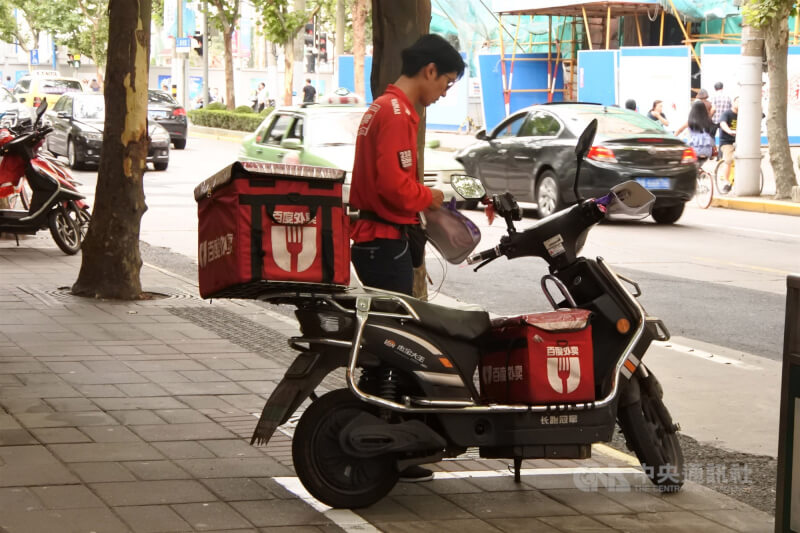 圖為中國上海街頭的外賣員。（中央社檔案照片）
