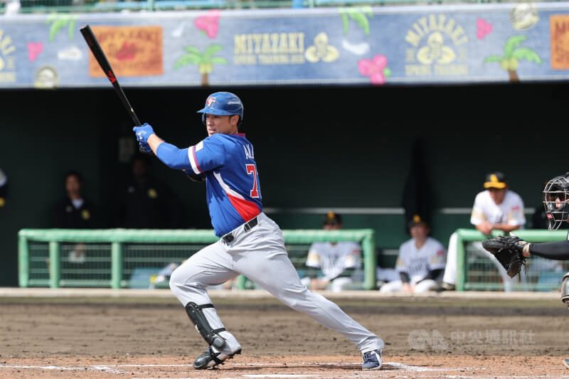 世界棒球經典賽（WBC）台灣隊3日在日本宮崎SOKKEN棒球場與日職軟銀鷹隊進行官辦熱身賽，台灣隊林安可先發打第5棒、指定打擊，前2個打席都敲出安打。中央社　115年3日3日