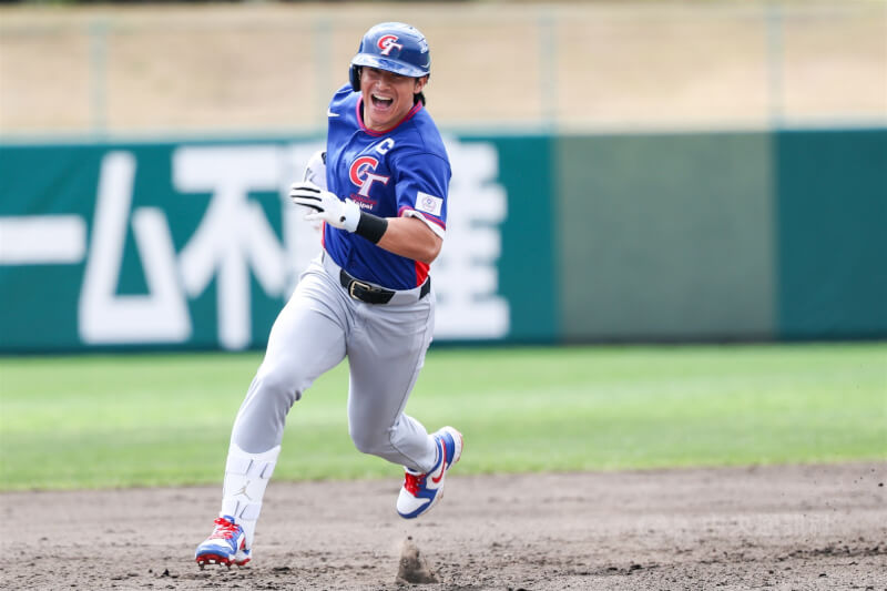 經典賽台灣隊3日在日本宮崎SOKKEN棒球場與日職軟銀鷹隊二軍進行官辦熱身賽,台灣隊長陳傑憲(圖)7局在壘上有人情況下打出關鍵安打,並趁對手失誤奔向3壘。中央社 115年3月3日