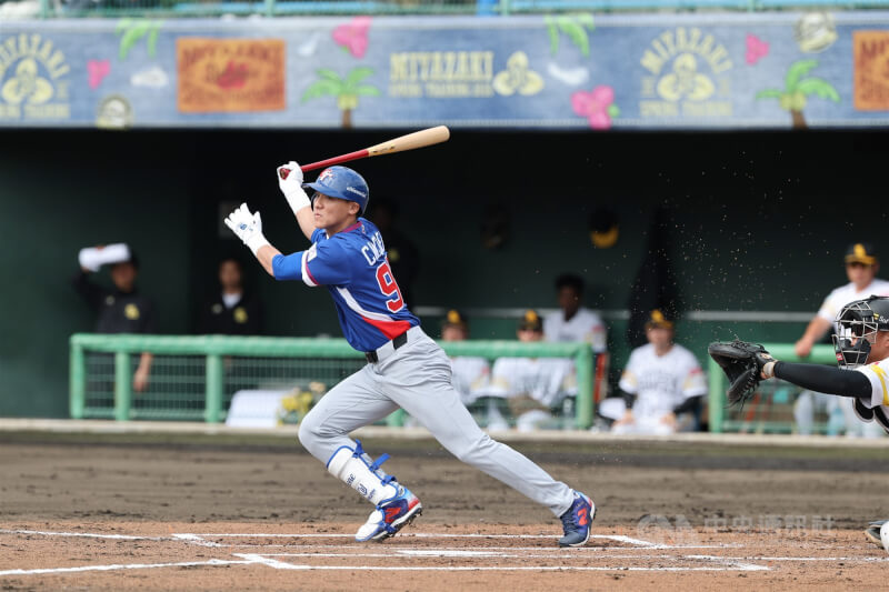 經典賽台灣隊3日在日本宮崎SOKKEN棒球場與日職軟銀鷹隊進行經典賽官辦熱身賽,台灣隊陳晨威2局內野安打帶打點。中央社 115年3日3日