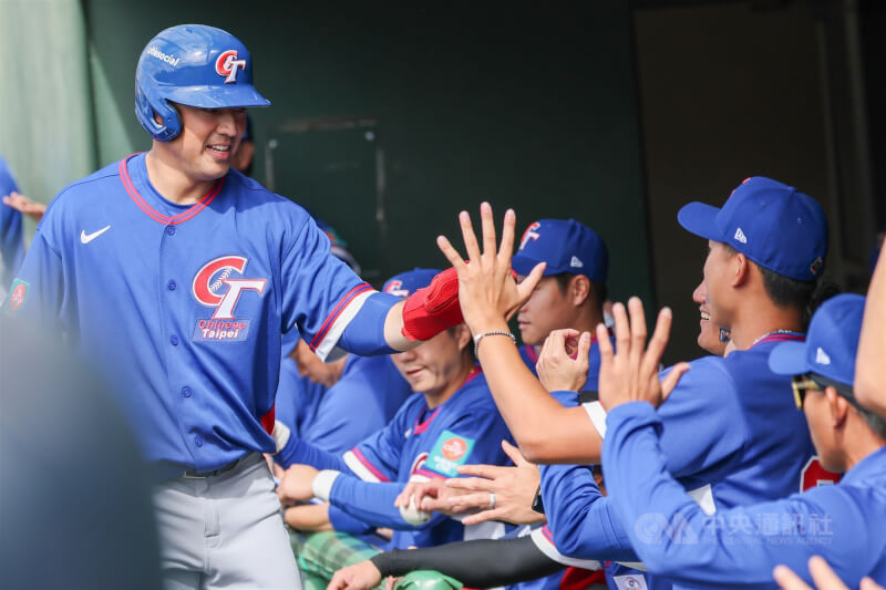 世界棒球經典賽(WBC)台灣隊3日在日本宮崎SOKKEN棒球場與日職軟銀鷹隊進行官辦熱身賽,台灣隊林安可(左)跑回第1分,與隊友開心擊掌慶祝。中央社 115年3日3日