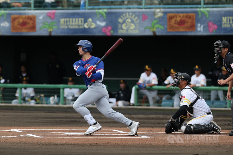 世界棒球經典賽（WBC）台灣隊3日在日本宮崎SOKKEN棒球場與日職軟銀鷹隊進行官辦熱身賽，台美混血好手費柴德（Stuart Fairchild）（左）先發打1棒，首打席就敲出安打。中央社　115年3月3日
