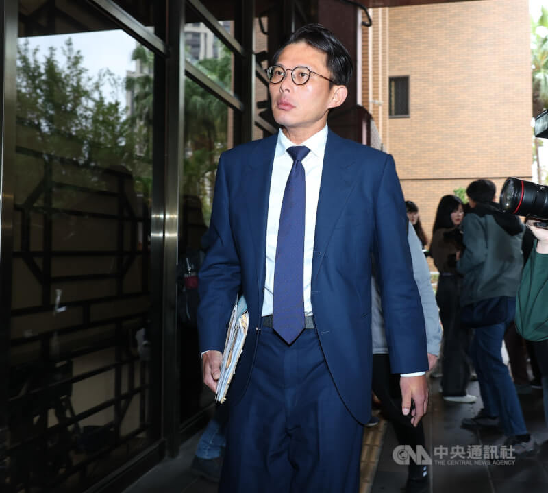 民眾黨主席黃國昌（前）於114年擔任立委期間，在立法院司法及法制委員會質詢時播放疑似檢察官偵訊錄音惹議，遭告發涉偽造文書罪，台北地檢署3日以他字案被告身分傳喚黃國昌（中）說明。中央社記者謝佳璋攝  115年3月3日