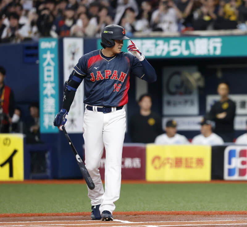 日本隊的大谷翔平在3日的經典賽官辦熱身賽擔任指定打擊,並未敲出安打。(共同社)