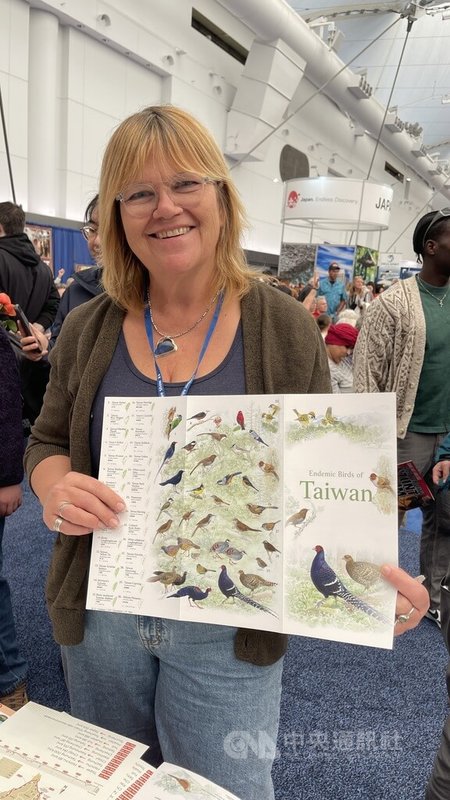 加拿大人Tina Komendat在溫哥華戶外冒險旅遊展台灣展攤上看到賞鳥的資訊及特有種鳥類別針掛布，大感驚喜。中央社記者程愛芬溫哥華攝　115年3月3日