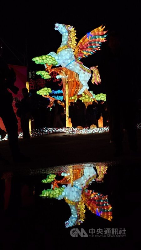 2026台灣燈會3日元宵夜在嘉義縣正式開幕,在「天驥夢飛揚」燈區因白天下雨殘留積水,讓晚間會場燈飾倒映出美麗燈影。中央社記者蔡智明攝 115年3月3日