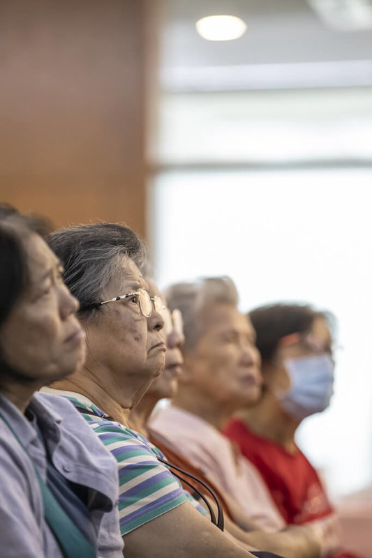 巴西聖保羅僑教中心2月28日舉辦228紀念講座，受害者家屬黃玲燕（戴眼鏡者）回憶自己2歲時經歷228時代，成長後仍心有餘悸，最終與夫婿選擇移居巴西。（讀者提供）中央社記者唐雅陵聖保羅傳真　115年3月3日