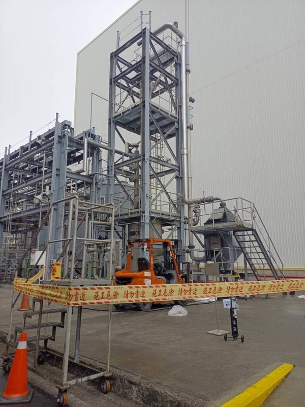 高雄大發工業區一間工廠3日發生工安意外，3名外包商工人在更換管路活性碳時，疑吸入有毒氣體引發呼吸困難，其中1人送醫救治，另2人自行就醫。（高雄林園警分局提供）中央社記者洪學廣傳真　115年3月3日