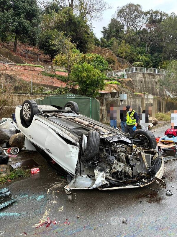 台中市消防局3日獲報，北屯區東山路2段有自小客車自撞民宅翻覆，警消到場後車內2人已自行脫困，疑似有手、腳骨折等傷勢送醫治療。（翻攝照片）中央社記者蘇木春傳真　115年3月3日