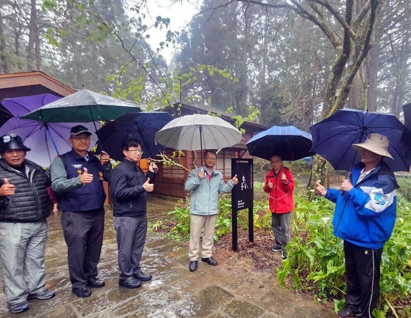 林業及自然保育署嘉義分署3日在阿里山森林遊樂區啟用林業故事館與山野創作館，嘉義分署分署長李定忠（左4）等人出席見證。（林保署嘉義分署提供）中央社記者黃國芳傳真　115年3月3日