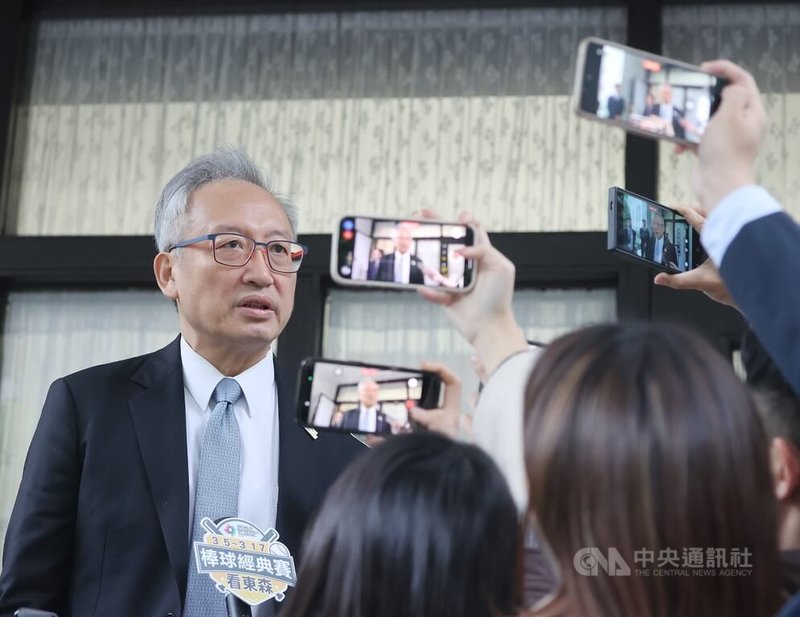 美伊開火引發國際關注。外交部次長吳志中（左）3日在立法院受訪時，對伊朗的無差別攻擊表達譴責；並指出，目前大部分的國家都沒有撤僑的計畫，現階段外交部還是請僑胞在最安全的情況下留在當地，等到空域開放再適當離開。中央社記者郭日曉攝　115年3月3日