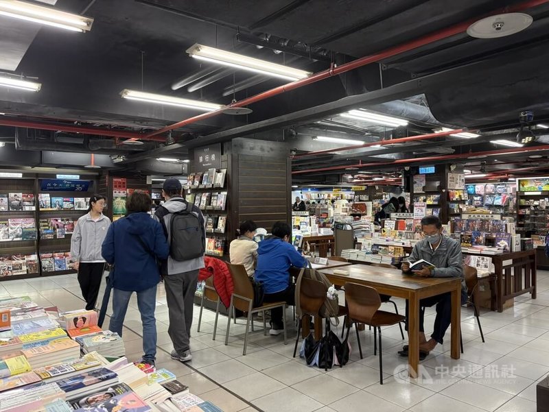 營業33年的金石堂書店新店門市宣布6月將熄燈，店長4日受訪表示，門市客群以在地民眾居多，平時許多長輩會把這裡當作交流地點，且因鄰近多所學校，放學時段有也會有學生湧入。中央社記者曹亞沿攝　115年3月4日