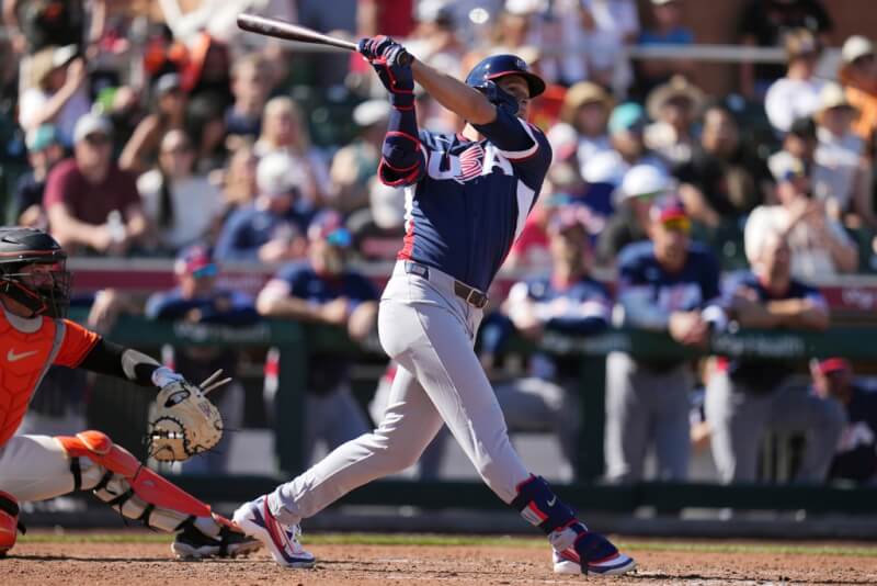 世界棒球經典賽奪冠熱門美國隊3日進行首場熱身賽，年僅21歲的安東尼開轟。（美聯社）