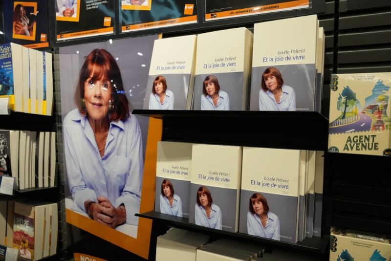 法國巴黎書店陳列吉賽爾．畢立可的回憶錄。 （美聯社）