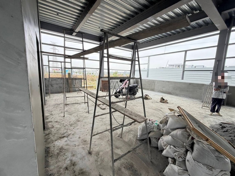 黎姓工人4日於高雄市仁武區某新建工地，不慎從梯子上墜地受傷，經高雄市政府勞工局勞動檢查處調查，研判雇主未依規定使用具有安全防滑梯面的合梯，及未使勞工正確佩戴安全帽而肇災，將依違反職業安全衛生法對雇主開罰，並勒令現場停工。（高雄市政府警察局仁武分局提供）中央社記者張已亷傳真　115年3月4日