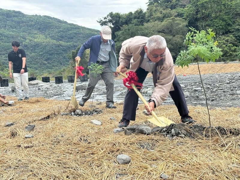 台東縣達仁鄉台坂溪長期面臨枯水期斷流，影響灌溉和溪流生態，農村水保署台東分署4日攜手企業和當地族人在集水區種樹，打造永續山林，盼成為東部治理溪流典範。 （農村水保署台東分署提供）中央社記者盧太城台東傳真 115年3月4日