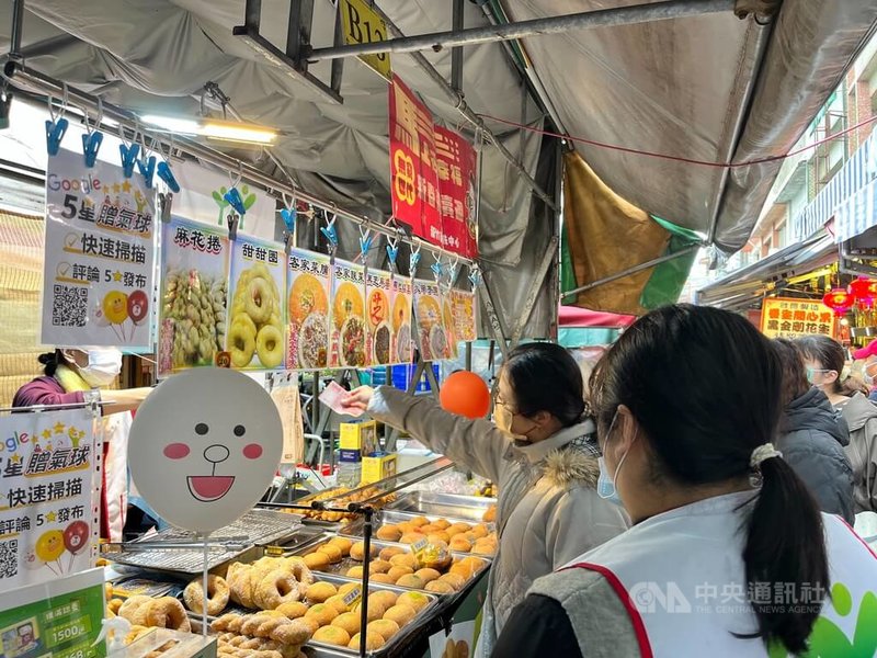 新竹家扶中心即日起至3月8日在新竹縣竹東市場舉辦「無窮世代新春義賣週」，現場販售幸福甜甜圈，義賣所得全數捐助「無窮世代」專案，盼助貧病交織的家庭穩定生活。中央社記者魯鋼駿攝 115年3月4日