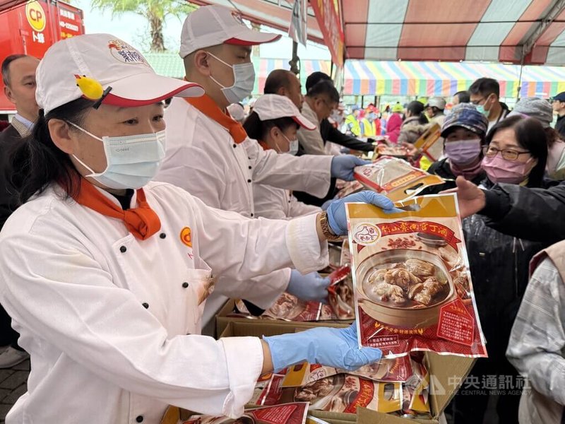 南投縣竹山鎮紫南宮年度盛事「吃丁酒」4日登場，一早吸引上萬人排隊領取丁酒料理包（圖），廟方準備10萬包供信眾帶回家與親友分享福氣。中央社記者蕭博陽南投縣攝　115年3月4日