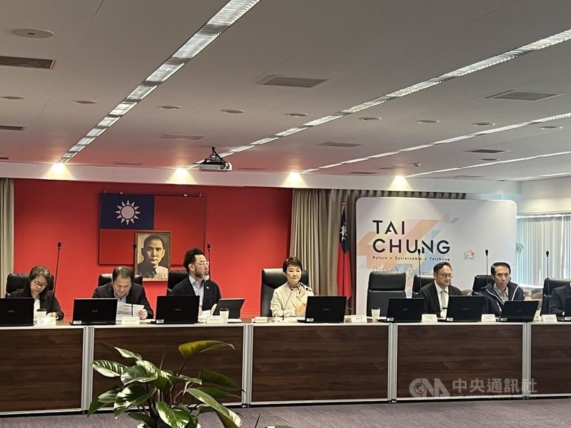 台中市政府4日舉辦「研商美國關稅第122條款對台灣產業影響座談會」，由台中市長盧秀燕（左4）主持，邀工具機、機械業者及民代與會。中央社記者郝雪卿攝   115年3月4日