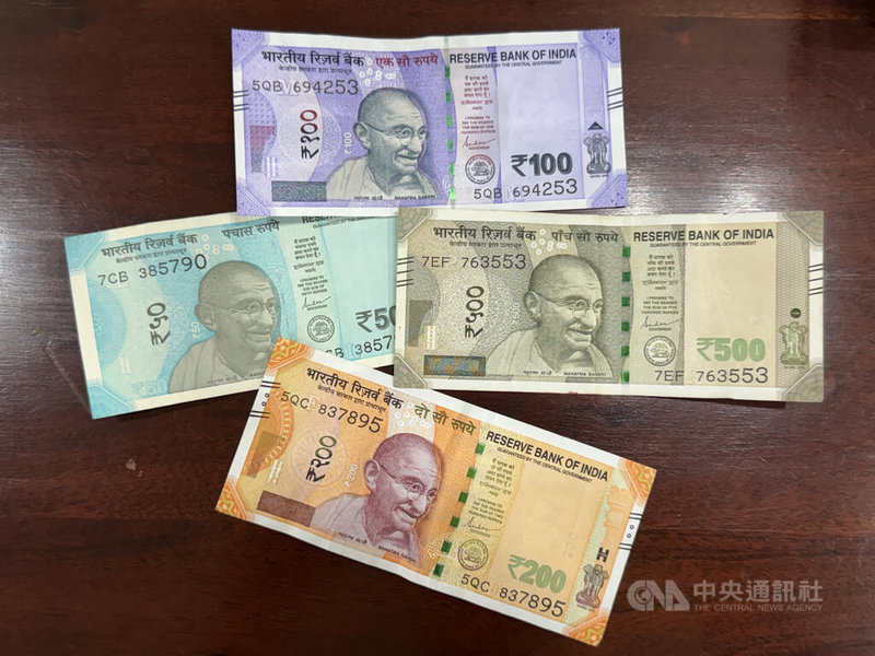 美國、以色列與伊朗的衝突持續，在局勢不問、油價飆升的情況下，印度盧比（如圖）兌美元跌到92.17歷史新低，印度股市投資人的財富，則在兩個交易日內蒸發9.7兆盧比（約新台幣3.3兆元）。中央社記者李晉緯新德里攝 115年3月4日