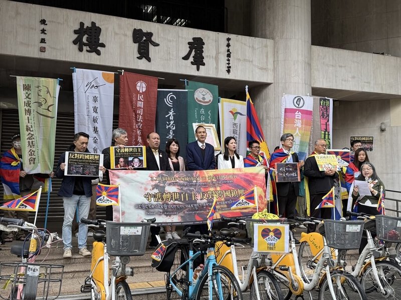 圖伯特（西藏）抗暴67週年台灣大遊行將於7日下午舉行，10日晚上還將在自由廣場舉行燭光紀念晚會。4日上午，在台藏人福利協會、西藏青年會台灣分會及西藏台灣人權連線等團體在立法院群賢樓前召開行前記者會。中央社記者廖文綺攝 114年3月4日