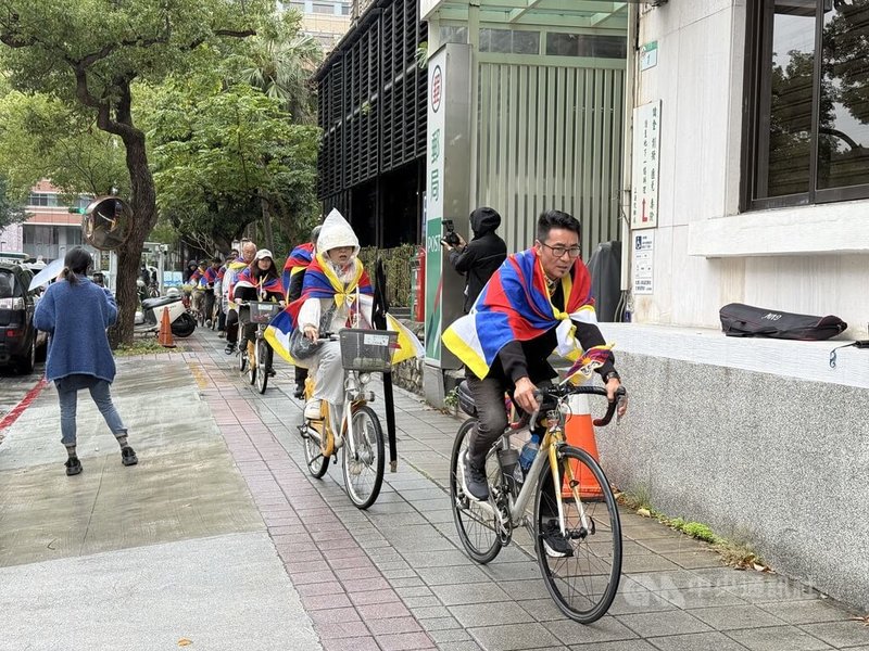 4日上午,在台藏人福利協會、西藏青年會台灣分會及西藏台灣人權連線等團體代表從二二八公園騎乘腳踏車至立法院群賢樓,召開圖伯特(西藏)抗暴67週年台灣大遊行行前記者會。中央社記者廖文綺攝 114年3月4日