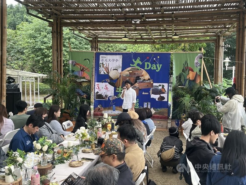 台北市文化局4日宣布2026台北文學季7日起跑，現場並安排詩人任明信朗讀吳晟詩作「我不和你談論」以及「西雅圖酋長的宣言」，為主題「土地之道」揭幕。中央社記者楊淑閔攝　115年3月4日