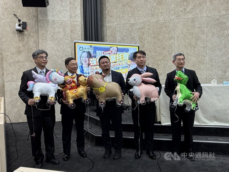 勞動部4日召開記者會宣布將投入新台幣1億4240萬元，推動「企托333 政府來幫忙」企業托育補助新制，擴大補助企業辦理托育設施及措施，5月1日正式上路。中為勞動部長洪申翰。中央社記者吳欣紜攝　115年3月4日