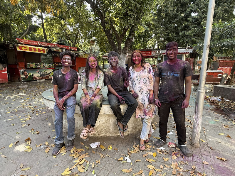 荷麗節(Holi)當天走在德里街頭,路上幾乎滿是全身都是彩粉的人,大家不管原本認不認識,都會用手中的彩粉潑灑或塗抹在對方臉上、身上,並互道「荷麗節快樂」(Happy Holi),還有不少人會用水球、水槍「攻擊」來往的人,共同歡度這個充滿歡愉的節日。中央社記者李晉緯新德里攝 115年3月4日