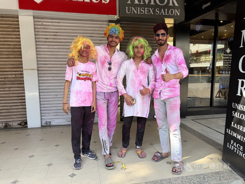 印度民眾在荷麗節(Holi)這天,會特別穿著白色服裝外出,為的就是讓五顏六色的彩粉,能在身上留下美麗的印記。中央社記者李晉緯新德里攝 115年3月4日