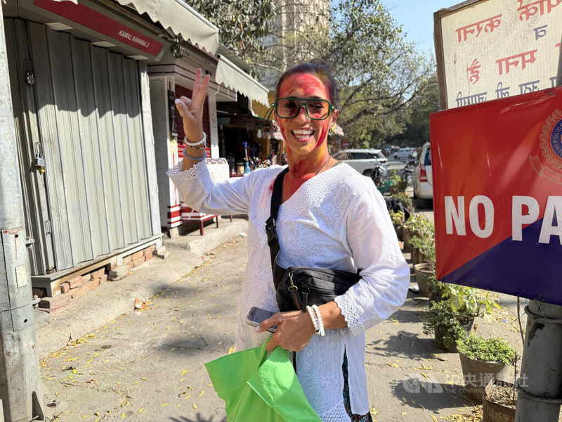 荷麗節(Holi)期間,印度的路上隨時會有人潑灑彩粉,來自美國加州的旅客凱蒂(Katie)認為,大家都知道荷麗節慶祝的方式,這天若要出門,抱持開放的心、愉快的態度,就能好好享受這個繽紛的節日。中央社記者李晉緯新德里攝 115年3月4日