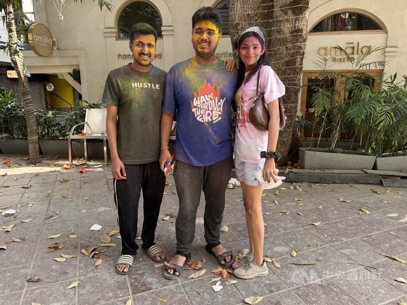 印度民眾今天歡慶重要傳統節日之一的荷麗節(Holi),街頭滿是互灑彩粉、噴水的民眾,每個人都抱持愉悅的心情,歡度這個繽紛的節日,也準備正式迎接春天的到來。中央社記者李晉緯新德里攝 115年3月4日