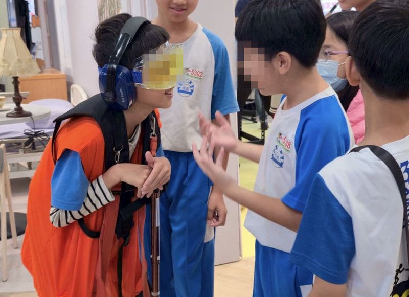 屏東縣政府與縣內國小合作並結合「好屏生活長照館」，共同推出長照通識教育，寓教於樂融入學校校外教學課程，包含高齡模擬體驗，讓小朋友用自己參與的方式來認識高齡長輩的生活。（屏東縣政府提供）中央社記者李卉婷傳真  115年3月4日