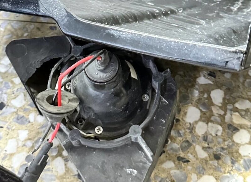 志願役姚姓士兵3日休假開車想前往參觀台灣燈會,途中外追撞泰籍男子,對方傷重不治姚男卻肇逃。警方調閱監視器畫面及現場遺留汽車零件(圖)查出姚男涉重嫌,姚男到案後坦承犯行。(警方提供)中央社記者黃國芳傳真 115年3月4日