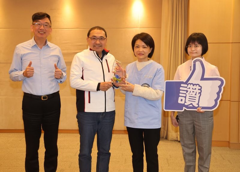 新北市動物保護防疫處獲農業部動植物防疫檢疫署「113年度狂犬業務執行績效評鑑」第一組第一名，4日由動保處長楊淑方（右2）、組長朱柏蓁（右）在市政會議中與市長侯友宜（左2）分享榮耀。（新北市新聞局提供）中央社記者黃旭昇傳真　115年3月4日