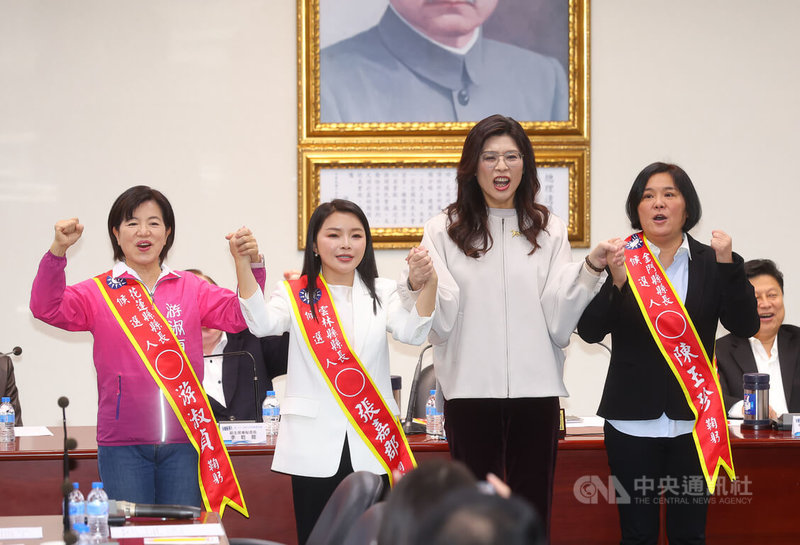 國民黨4日下午舉行中常會，通過徵召立委陳玉珍（前右）、張嘉郡（前左2）、花蓮縣吉安鄉長游淑貞（前左），分別參選金門縣長、雲林縣長和花蓮縣長，3人與黨主席鄭麗文（前右2）一同高呼勝選口號。中央社記者謝佳璋攝 115年3月4日