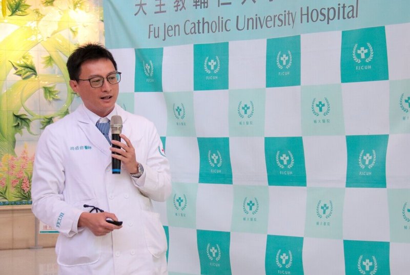 輔大醫院心臟血管外科主任游皓鈞（圖）4日說明個案病例，指患者嚴重急性心肌梗塞，因忍痛時間過長，心肌大面積壞死，經死亡風險極高的複合式心臟手術後，完成主動脈瓣膜置換合併心室中隔缺損修補，搶救成功。（輔大醫院提供）中央社記者王鴻國傳真 115年3月4日